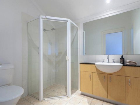 Spacious 4 BR And 2 Bathrooms City Apartment - Tourism Search 9