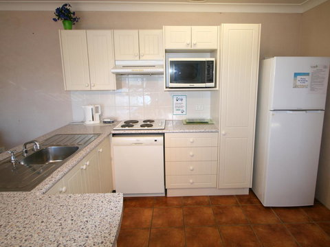 Lake Edge Apartments - Tourism Search 6