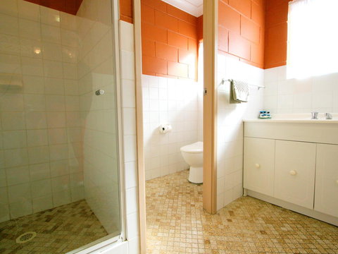 Lake Edge Apartments - Tourism Search 25