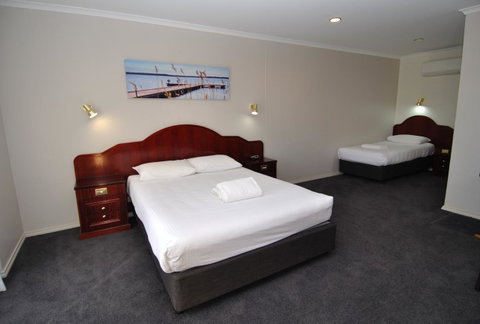 Hilton Beachfront Motel - Tourism Search 41
