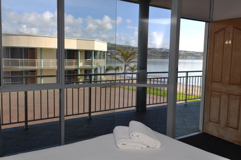 Hilton Beachfront Motel - Tourism Search 0