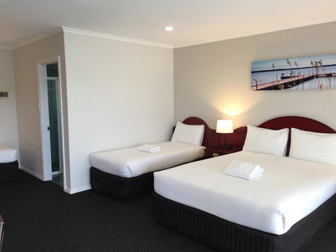 Hilton Beachfront Motel - Tourism Search 20