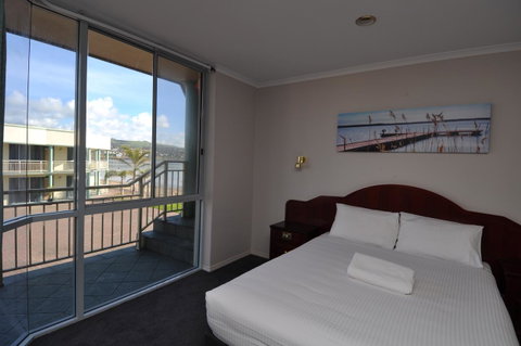 Hilton Beachfront Motel - Tourism Search 34