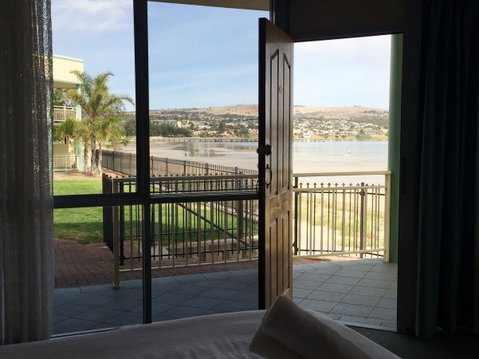 Hilton Beachfront Motel - Tourism Search 18