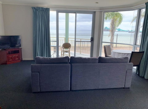 Hilton Beachfront Motel - Tourism Search 7