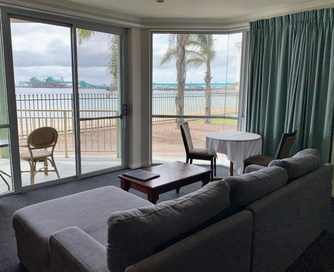 Hilton Beachfront Motel - Tourism Search 15