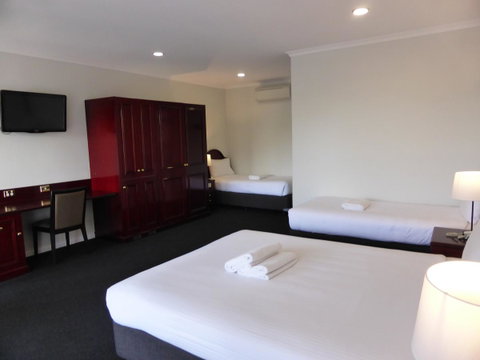 Hilton Beachfront Motel - Tourism Search 35