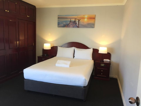 Hilton Beachfront Motel - Tourism Search 8