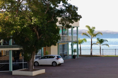 Hilton Beachfront Motel - Tourism Search 42