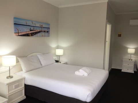 Hilton Beachfront Motel - Tourism Search 5