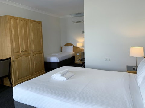 Hilton Beachfront Motel - Tourism Search 11