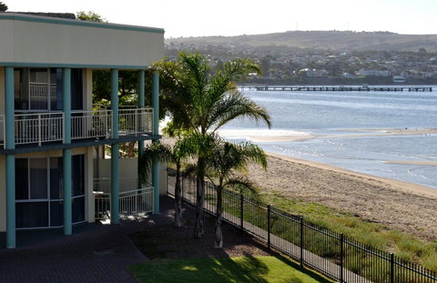 Hilton Beachfront Motel - Tourism Search 40