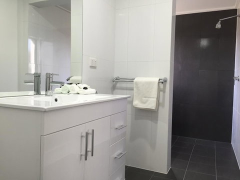 Hilton Beachfront Motel - Tourism Search 37