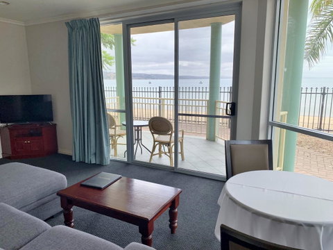 Hilton Beachfront Motel - Tourism Search 3