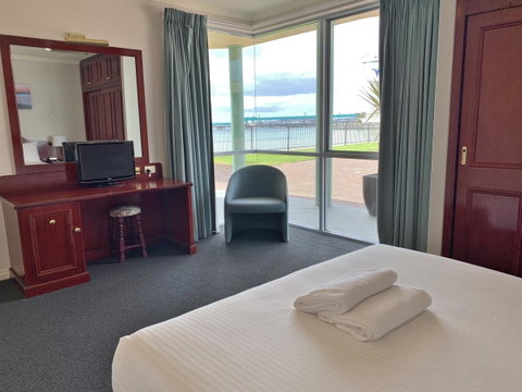 Hilton Beachfront Motel - Tourism Search 14