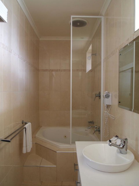 Hilton Beachfront Motel - Tourism Search 44