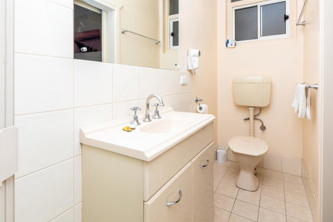 Blue Seas Motel - Tourism Search 13
