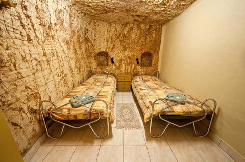 Radeka Downunder Underground Motel - Tourism Search 7