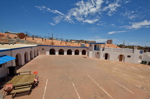 Radeka Downunder Underground Motel - Tourism Search 11