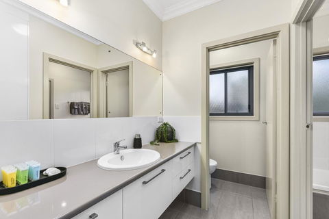 Accommodation On Lansell 2 - Tourism Search 10