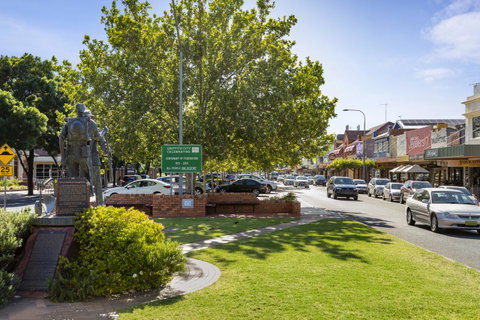 Quest Griffith - Tourism Search 15