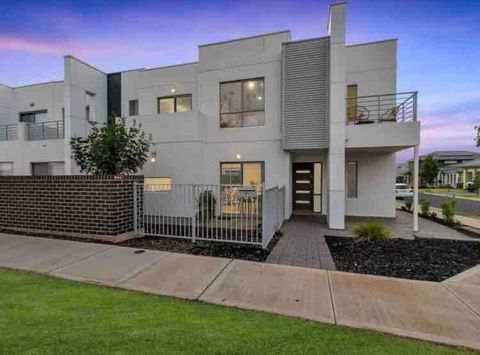 MODERN SPACIOUS 3 BR HOME - NEAR BEACH & AIRPORT - Tourism Search 0