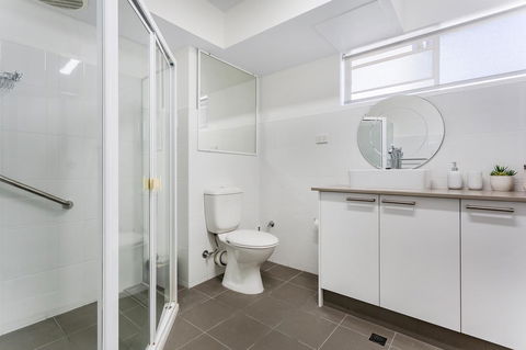 Laman Lodge, Unit 2, 15 Laman Street - Tourism Search 11