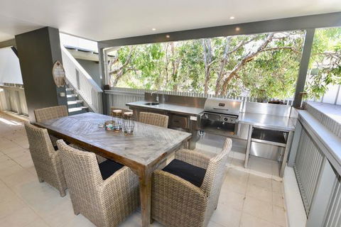 East On Byron - Tourism Search 11