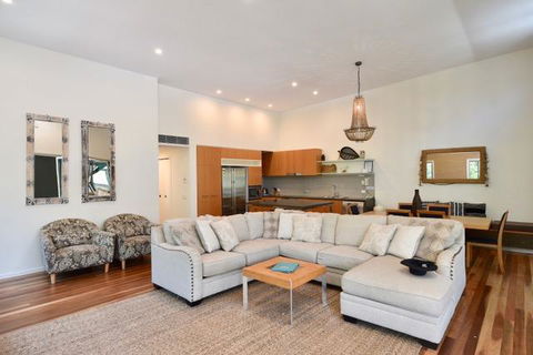 East On Byron - Tourism Search 13