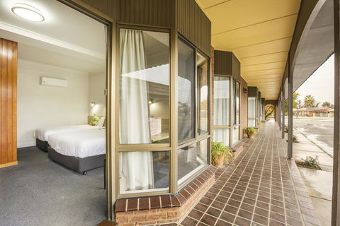 Boomerang Hotel - Tourism Search 10