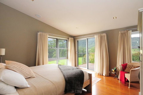 Bottlebrush Lodge - Great Views And A Pool! - Tourism Search 3