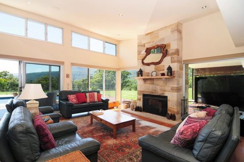 Bottlebrush Lodge - Great Views And A Pool! - Tourism Search 0