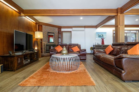 Brookfield Retreat - Large Holiday Home / Group Accommodation - Tourism Search 2