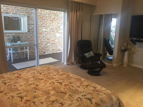 Burns Beach Bed And Shower - Tourism Search 3