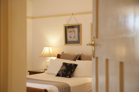 Cobb & Co Court Boutique Hotel - Tourism Search 0