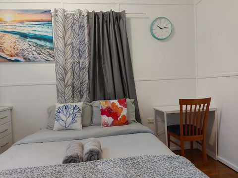Comfortable Guest Room Closes To Emerald CBD - Tourism Search 0