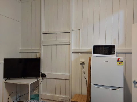 Comfortable Guest Room Closes To Emerald CBD - Tourism Search 3