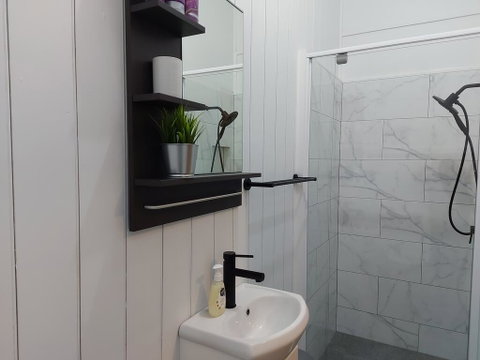 Comfortable Guest Room Closes To Emerald CBD - Tourism Search 1