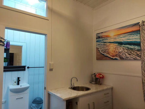 Comfortable Guest Room Closes To Emerald CBD - Tourism Search 2