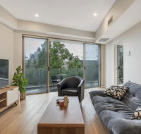 Convenient Apartment - 1 Min Walk To Train - Tourism Search