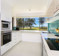Golden Shores Unit 1 21 Landsborough Parade - Tourism Search