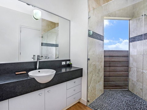 HEARN'S BEACH HOUSE - Tourism Search 3