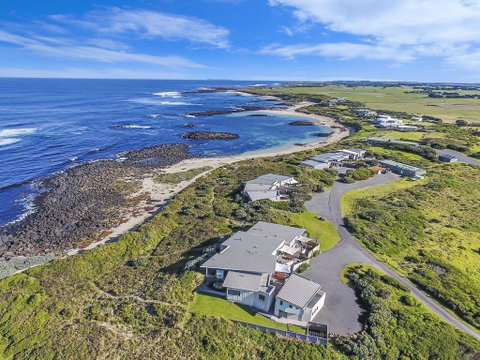 HEARN'S BEACHSIDE VILLA 8 - Tourism Search 2