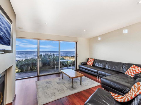 HEARN'S BEACHSIDE VILLA 8 - Tourism Search 3