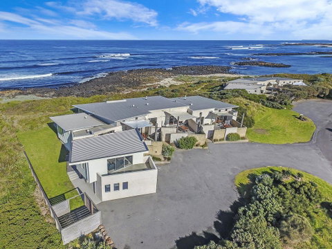 HEARN'S BEACHSIDE VILLA 8 - Tourism Search 0