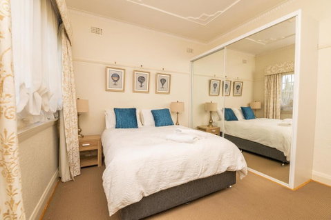 Hillside Cottage  Comfy, Spacious, Walk To CBD & Stannies - Tourism Search 3