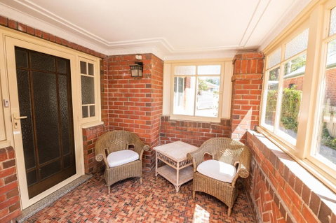 Hillside Cottage  Comfy, Spacious, Walk To CBD & Stannies - Tourism Search 2