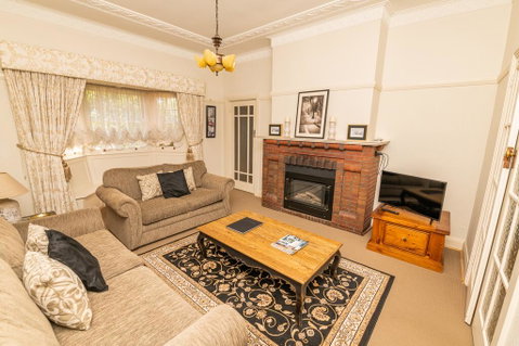 Hillside Cottage  Comfy, Spacious, Walk To CBD & Stannies - Tourism Search 1