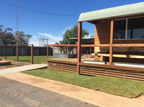 Ivanhoe Hotel Motel - Tourism Search 3