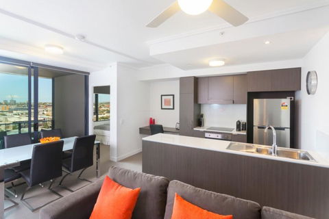Keeping Cool On Connor - Executive 2BR Fortitude Valley Apartment With Pool And Views - Tourism Search 0